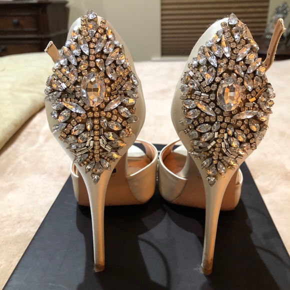 Badgley Mischka Ivory Satin Heels - Size 8.5 - Picture 2 of 6